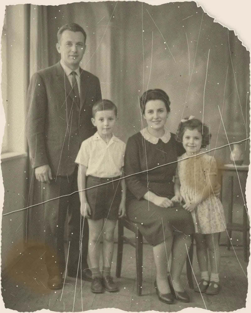 Fotografie de familie veche, restaurată și colorată
